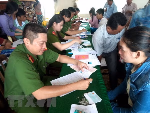 Các loại thủ tục hành chính ngày càng được đơn giản hóa, tạo thuận lợi cho người dân. ảnh minh họa: TTXVN.