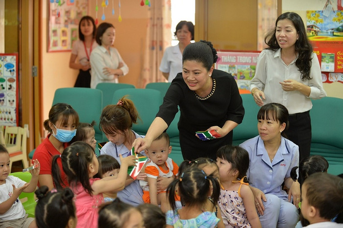 Bà Đỗ Thị Kim Liên luôn dành nhiều thời gian quan tâm tới các em nhỏ, nhất là những số phận không may mắn. Bà Đỗ Thị Kim Liên luôn dành nhiều thời gian quan tâm tới các em nhỏ, nhất là những số phận không may mắn.