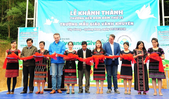 Trường Vành Khuyên sẽ là một bước đệm tạo sự khởi đầu mới cho tương lai các em vùng đồng bào dân tộc thiểu số còn gặp nhiều khó khăn của huyện Tây Giang. Trường Vành Khuyên sẽ là một bước đệm tạo sự khởi đầu mới cho tương lai các em vùng đồng bào dân tộc thiểu số còn gặp nhiều khó khăn của huyện Tây Giang.