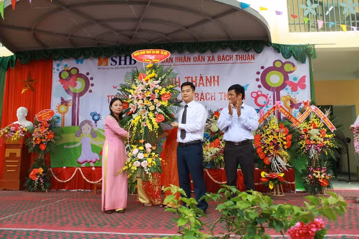Đại diện SHB tặng cô và trò trường mầm non Bách Thuận (huyện Vũ Thư, tỉnh Thái Bình) một phần kinh phí xây dựng trường.