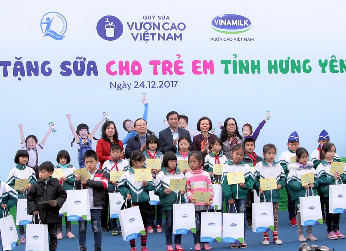 Vinamilk tặng hàng chục triệu ly sữa cho trẻ em nghèo trên cả suốt trong suốt 10 năm qua.