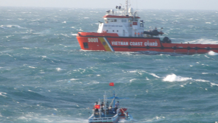 Rất may là Mỏ Thăng Long - Đông Đô hỗ trợ cứu nạn thành công 12 ngư dân bị chìm tàu. Rất may là Mỏ Thăng Long - Đông Đô hỗ trợ cứu nạn thành công 12 ngư dân bị chìm tàu.