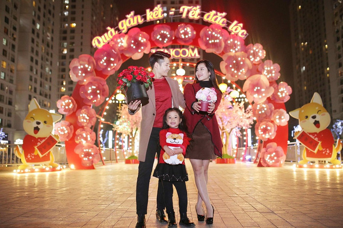 Con đường hoa đào tại quảng trường Vincom Mega Mall Times City là nơi ghi lại những khoảnh khắc đẹp của các gia đình. Con đường hoa đào tại quảng trường Vincom Mega Mall Times City là nơi ghi lại những khoảnh khắc đẹp của các gia đình.