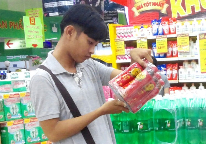 Nhiều người lựa chọn những sản phẩm có nguồn gốc tự nhiên từ thảo mộc để cho gia đình người thân sử dụng trong dịp Tết. Nhiều người lựa chọn những sản phẩm có nguồn gốc tự nhiên từ thảo mộc để cho gia đình người thân sử dụng trong dịp Tết.