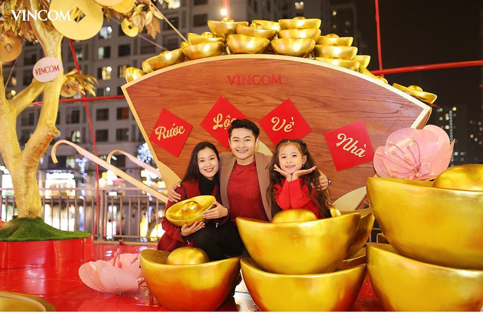 Những chú chó linh vật ngộ nghĩnh được các khách hàng đặc biệt yêu thích. Ai cũng muốn có tấm ảnh cùng linh vật đáng yêu để bắt đầu một năm mới Mậu Tuất đầy niềm vui. Những chú chó linh vật ngộ nghĩnh được các khách hàng đặc biệt yêu thích. Ai cũng muốn có tấm ảnh cùng linh vật đáng yêu để bắt đầu một năm mới Mậu Tuất đầy niềm vui.