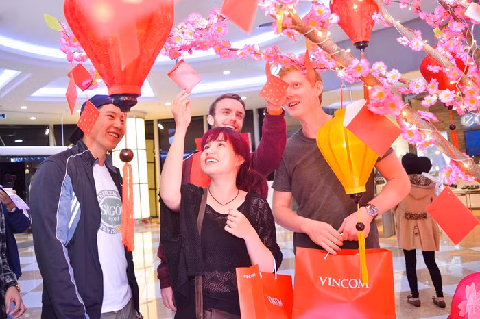 Hội chợ Xuân Đắc Lộc hứa hẹn là điểm đến sắm Tết lý tưởng, giúp khách hàng lựa chọn nhiều món đồ với ưu đãi lớn và có cơ hội nhận gần 30.000 món quà dễ thương.