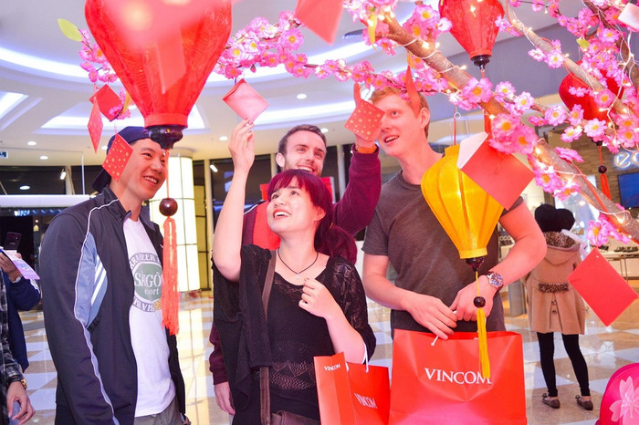 Hội chợ Xuân Đắc Lộc hứa hẹn là điểm đến sắm Tết lý tưởng, giúp khách hàng lựa chọn nhiều món đồ với ưu đãi lớn và có cơ hội nhận gần 30.000 món quà dễ thương. Hội chợ Xuân Đắc Lộc hứa hẹn là điểm đến sắm Tết lý tưởng, giúp khách hàng lựa chọn nhiều món đồ với ưu đãi lớn và có cơ hội nhận gần 30.000 món quà dễ thương.