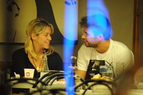 Cặp đôi được bố trí ở một riêng có ánh điện lung linh mờ ảo rất lãng mạn Cặp đôi được bố trí ở một riêng có ánh điện lung linh mờ ảo rất lãng mạn