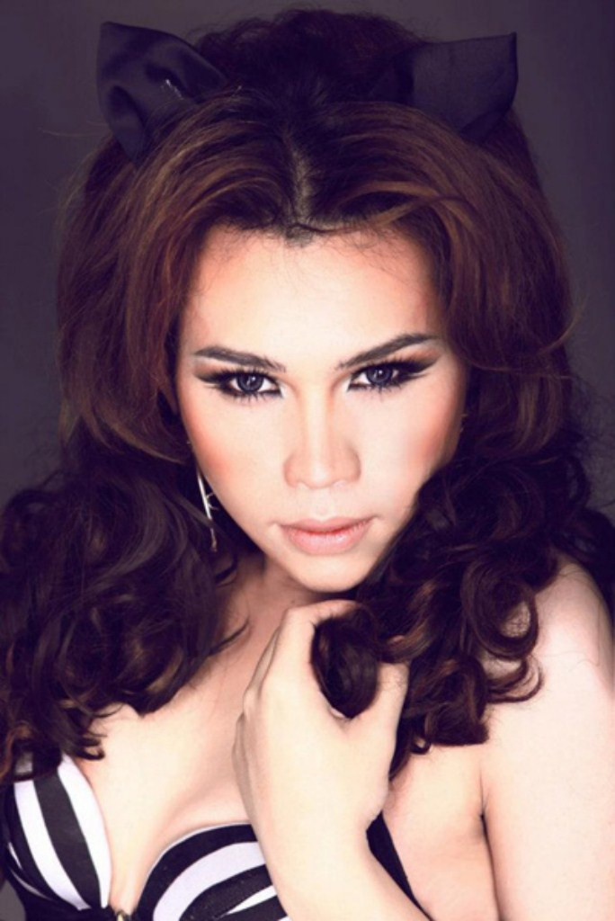 Cô chia sẻ: "Bản thân tôi hài lòng và không hối hận với lựa chọn của mình. Tôi tự hào được là một người phụ nữ và có cống hiến cho xã hội như tất cả những công dân bình thường khác. " Cô chia sẻ: "Bản thân tôi hài lòng và không hối hận với lựa chọn của mình. Tôi tự hào được là một người phụ nữ và có cống hiến cho xã hội như tất cả những công dân bình thường khác. "