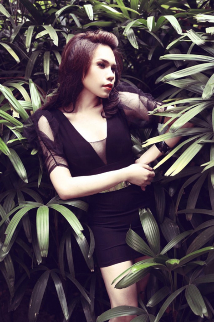 Câu nói của ba luôn nhắc nhở cô phải nỗ lực sống thật tốt. Cô bắt đầu theo đuổi ngành nghề mình yêu thích là thời trang (trước đó, lúc thi đại học, cô đã chọn trường Kiến trúc với lý do đơn giản là vì nghề đó dành cho đàn ông, song cuối cùng cô đã bỏ học và quyết định không giấu diếm cha mẹ về giới tính thật của mình) . Câu nói của ba luôn nhắc nhở cô phải nỗ lực sống thật tốt. Cô bắt đầu theo đuổi ngành nghề mình yêu thích là thời trang (trước đó, lúc thi đại học, cô đã chọn trường Kiến trúc với lý do đơn giản là vì nghề đó dành cho đàn ông, song cuối cùng cô đã bỏ học và quyết định không giấu diếm cha mẹ về giới tính thật của mình) .