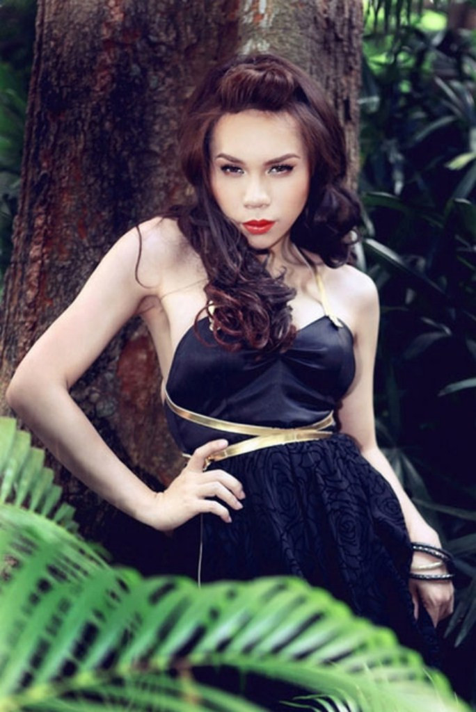 Cha mẹ cô cũng cảm thấy sự bất thường của con mình nên nhiều lần hỏi: "Con có phải là gay không?" và mẹ thường bắt cô mặc quần dài, nghiêm cấm diện đồ bó sát hay các gam màu nổi bật, điệu đà... nhất là son phấn, mỹ phẩm. Cha mẹ cô cũng cảm thấy sự bất thường của con mình nên nhiều lần hỏi: "Con có phải là gay không?" và mẹ thường bắt cô mặc quần dài, nghiêm cấm diện đồ bó sát hay các gam màu nổi bật, điệu đà... nhất là son phấn, mỹ phẩm.