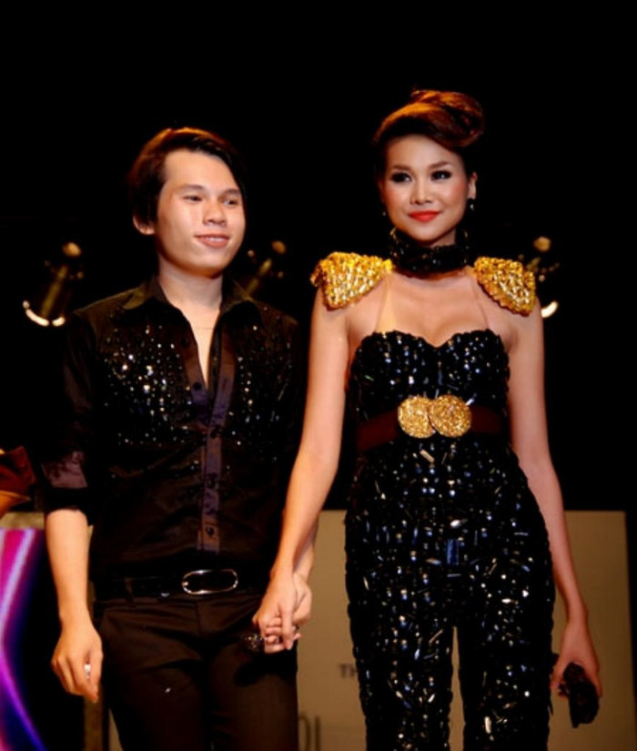 Siêu mẫu Thanh Hằng từng là người mẫu, trình diễn trang phục của Franky. Siêu mẫu Thanh Hằng từng là người mẫu, trình diễn trang phục của Franky.