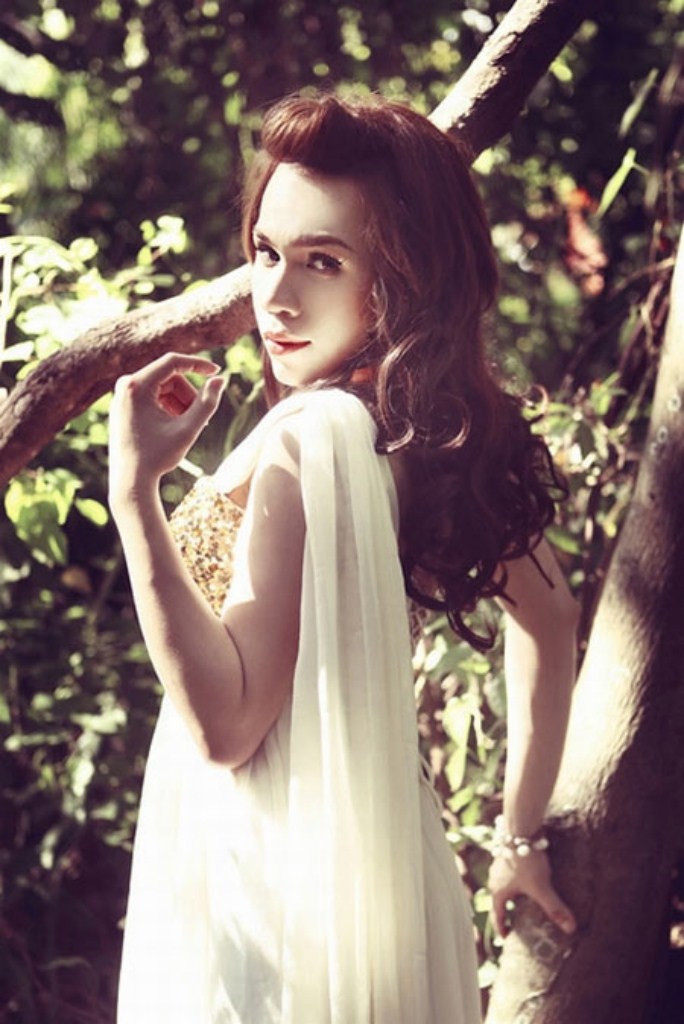 Ba cô khi nghe cô thú thật, ông đã khóc nhưng cũng động viên: "Thôi nếu trời lỡ sinh con vậy thì ráng sống cho tốt, đừng để người ta xem thường mình". Ba cô khi nghe cô thú thật, ông đã khóc nhưng cũng động viên: "Thôi nếu trời lỡ sinh con vậy thì ráng sống cho tốt, đừng để người ta xem thường mình".