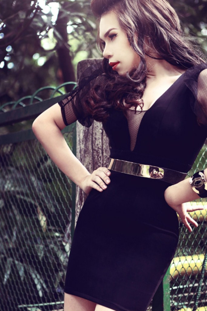 Cô đã phải trải qua giai đoạn trưởng thành rất khó khăn bởi cái nhìn kỳ thị, xa lánh của mọi người cũng như những giọt nước mắt đớn đau của cha mẹ. Cô đã phải trải qua giai đoạn trưởng thành rất khó khăn bởi cái nhìn kỳ thị, xa lánh của mọi người cũng như những giọt nước mắt đớn đau của cha mẹ.