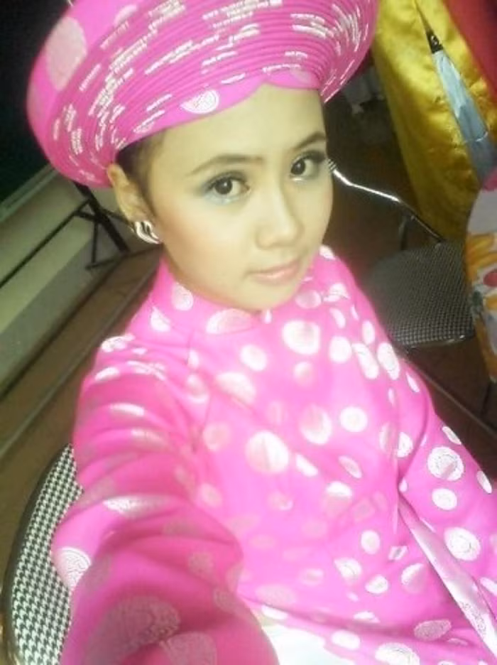 Tính tình hiền ,hay cười ,hay nói.