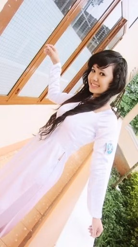 Vân rất thích chụp ảnh,hát và lên sân khấu dẫn chương trình