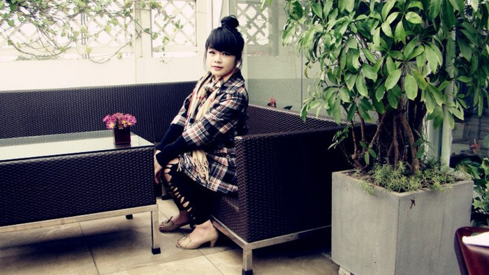 Mặc dù tên là Hiền nhưng theo đánh giá của mọi người thì Hiền không được hiền lắm theo đúng nghĩa. Nhưng vui tính , hài hước , cười hiền và thân thiện là những lời ưng nhất bạn bè giành cho Hiền Mặc dù tên là Hiền nhưng theo đánh giá của mọi người thì Hiền không được hiền lắm theo đúng nghĩa. Nhưng vui tính , hài hước , cười hiền và thân thiện là những lời ưng nhất bạn bè giành cho Hiền