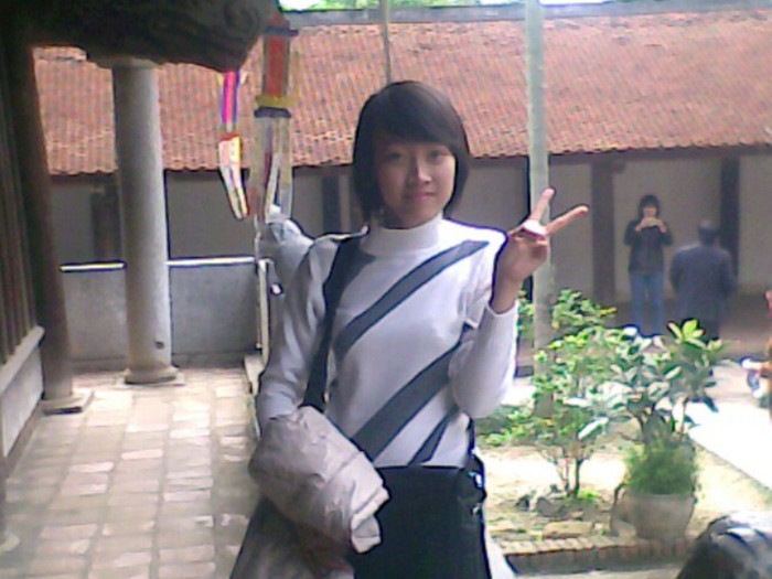 Tính tình trẻ con, hay cười, hay nói. Với người lạ thì vô cùng nhút nhát