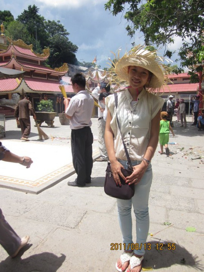 Cao, làn da Socola, Mắt buồn, Miệng cười vui, Gương mặt tươi tắn trẻ con.