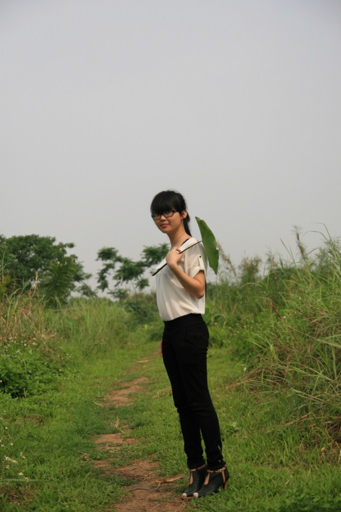 Quỳnh là ngườ nói nhiều,thích xem phim ,nghe nhạc, thích đi phượt, thích nghe nhạc US hơn là nhạc Hàn nhưng lại thích vẻ đẹp Châu á hơn là Châu âu.