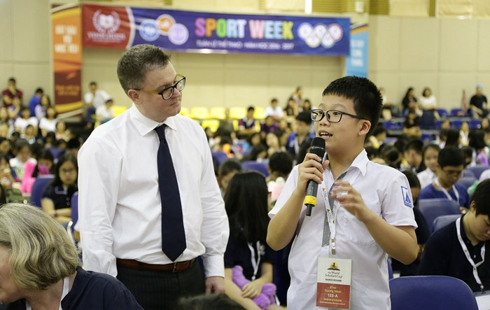 Các thí sinh được đánh giá toàn diện kiến thức và kỹ năng thông qua 4 phần thi: The Bowl (chọn câu trả lời đúng) - The Challenge (trắc nghiệm) - Collaborative Writing (viết luận) - Debate (tranh biện). Vinschool là một trong những trường nổi bật ở vòng Khu vực với kỹ năng tranh biện xuất sắc, lập luận logic và lý lẽ sắc sảo.