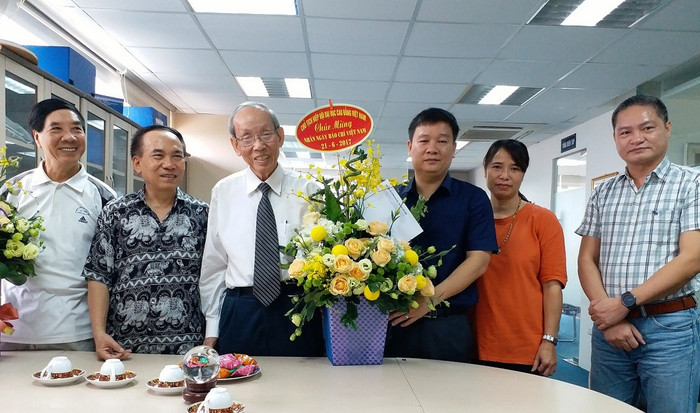 Giáo sư Trần Hồng Quân - Chủ tịch Hiệp hội các trường đại học, cao đẳng Việt Nam cùng cán bộ Hiệp hội tới thăm và chúc mừng Báo điện tử Giáo dục Việt Nam nhân ngày Báo chí Cách mạng Việt Nam, 21/6/2017. ảnh: Ngọc Quang.
