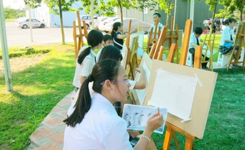 Ở các trường tư, ngoài thời gian học kiến thức, học sinh có điều kiện phát triển nhanh các năng khiếu nghệ thuật. ảnh: ngs. Ở các trường tư, ngoài thời gian học kiến thức, học sinh có điều kiện phát triển nhanh các năng khiếu nghệ thuật. ảnh: ngs.