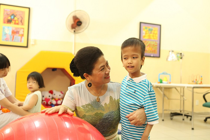 Lãnh sự Nam Phi tại Thành phố Hồ Chí Minh mang "tấm lòng của người mẹ" đến với những em nhỏ thiếu may mắn. Lãnh sự Nam Phi tại Thành phố Hồ Chí Minh mang "tấm lòng của người mẹ" đến với những em nhỏ thiếu may mắn.