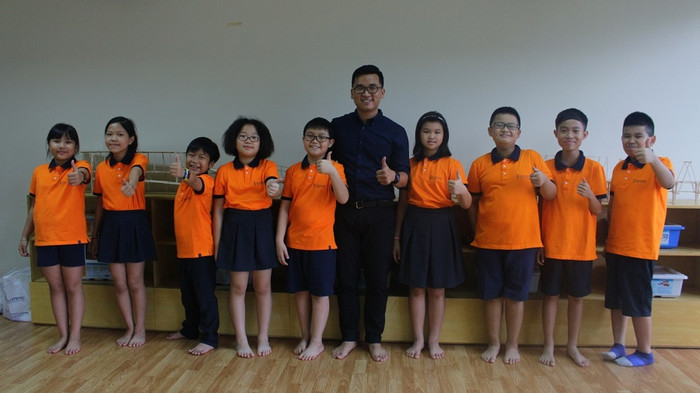 Thầy Nguyễn Công Hiếu (đứng giữa) và các bạn trong đội tuyển Wellspring Hà Nội FLL 2017. Thầy Nguyễn Công Hiếu (đứng giữa) và các bạn trong đội tuyển Wellspring Hà Nội FLL 2017.