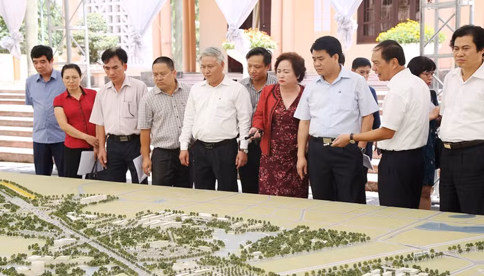 Bà Nguyễn Thị Nga - Chủ tịch Tập đoàn BRG giới thiệu với Chủ tịch Thành phố Hà Nội các thông tin triển khai dự án.