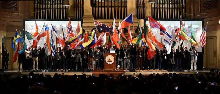 “The World Scholar’s Cup” được khởi xướng và tổ chức thường niên từ năm 2006. Đây là cuộc thi đồng đội nổi tiếng dành cho học sinh phổ thông toàn cầu nhằm thử thách kiến thức ở các lĩnh vực Chính trị, Xã hội, Khoa học - Công nghệ, Lịch sử, Văn học, Âm nhạc và Nghệ thuật. Cuộc thi sử dụng hoàn toàn Tiếng Anh trong mọi hoạt động. (Ảnh: www.scholarcup.org)