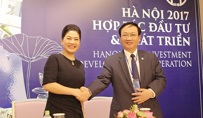 Bà Đỗ Thị Kim Liên, Chủ tịch Công ty cổ phần nước AquaOne ký kết Bản ghi nhớ về “Ý định hợp tác chiến lược đầu tư dự án phát triển hạ tầng nước sạch Thành phố Hà Nội” giữa Thành phố Hà Nội và Công ty cổ phần nước AquaOne để đầu tư xây dựng hệ thống cấp nước áp dụng công nghệ xử lý tiên tiến của Châu Âu với tổng vốn đầu tư dự kiến khoảng 5.000 tỷ đồng. Bà Đỗ Thị Kim Liên, Chủ tịch Công ty cổ phần nước AquaOne ký kết Bản ghi nhớ về “Ý định hợp tác chiến lược đầu tư dự án phát triển hạ tầng nước sạch Thành phố Hà Nội” giữa Thành phố Hà Nội và Công ty cổ phần nước AquaOne để đầu tư xây dựng hệ thống cấp nước áp dụng công nghệ xử lý tiên tiến của Châu Âu với tổng vốn đầu tư dự kiến khoảng 5.000 tỷ đồng.
