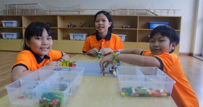 Ba học sinh lớp 3A7 Trường Phổ thông Song ngữ Liên cấp Wellspring Hà Nội sẽ dự thi khoa học ứng dụng Khu vực Châu Á-Thái Bình Dương tại Sydney (Australia) vào tháng 7 gồm: Cao Trần Thiên An, Lê Thuỵ Lam Khanh, Nguyễn Minh Ngọc. Ba học sinh lớp 3A7 Trường Phổ thông Song ngữ Liên cấp Wellspring Hà Nội sẽ dự thi khoa học ứng dụng Khu vực Châu Á-Thái Bình Dương tại Sydney (Australia) vào tháng 7 gồm: Cao Trần Thiên An, Lê Thuỵ Lam Khanh, Nguyễn Minh Ngọc.