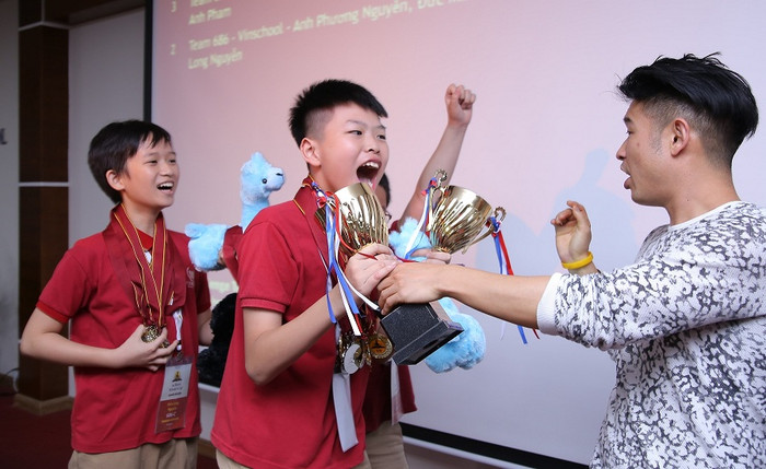 Vòng Thế giới được tổ chức từ 26/6 đến 1/7/2017 tại Trung tâm Hội nghị Quốc gia (Hà Nội) và Trường Trung học Vinschool với sự tham dự của hơn 3.000 thí sinh xuất sắc nhất đến từ Châu Á và Châu Âu. Những thí sinh xuất sắc nhất sẽ được chọn tranh tài trong Vòng Chung kết tổ chức tại ĐH Yale (Mỹ) vào tháng 11/2017.