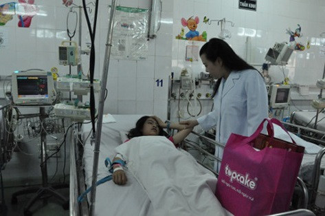 Bộ trưởng Nguyễn Thị Kim Tiến động viên các bệnh nhi vượt qua bệnh tật. ảnh: moh.gov.vn