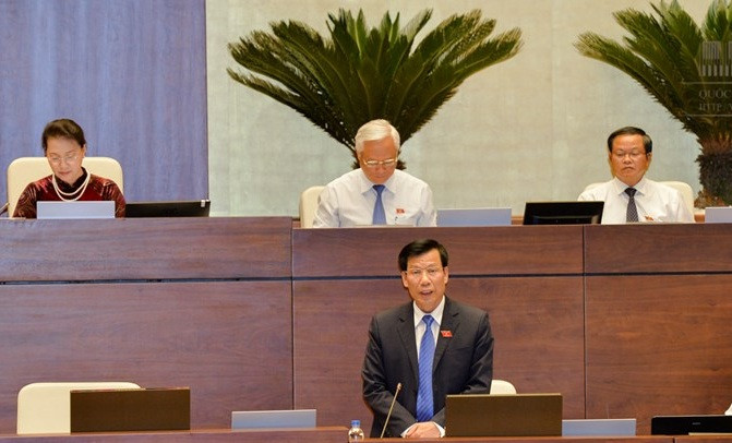 Bộ trưởng Văn hóa-Thể thao và Du lịch đã chủ động nhận trách nhiệm về vụ việc cấp phép phổ biến bài hát ngay khi chưa có câu hỏi chất vấn. ảnh: quochoi.vn