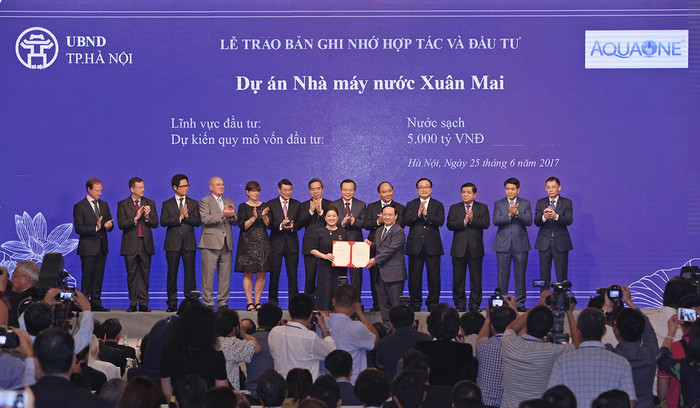 Các nhà đầu tư nhận quyết định chủ trương đầu tư và giấy chứng nhận đăng ký đầu tư. ảnh: AT. Các nhà đầu tư nhận quyết định chủ trương đầu tư và giấy chứng nhận đăng ký đầu tư. ảnh: AT.