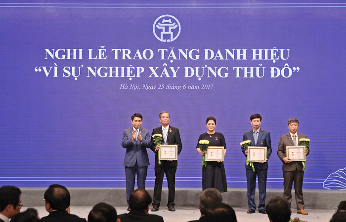 Bà Đỗ Thị Kim Liên được trao tặng danh hiệu "Vì sự nghiệp xây dựng Thủ đô" vì có nhiều đóng góp tích cực đối với sự phát triển kinh tế xã hội chung của Thủ đô năm 2017. ảnh: AT. Bà Đỗ Thị Kim Liên được trao tặng danh hiệu "Vì sự nghiệp xây dựng Thủ đô" vì có nhiều đóng góp tích cực đối với sự phát triển kinh tế xã hội chung của Thủ đô năm 2017. ảnh: AT.