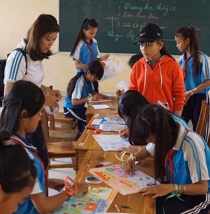 Vẽ tranh sáng tạo tại trường Thạnh An (Long An).