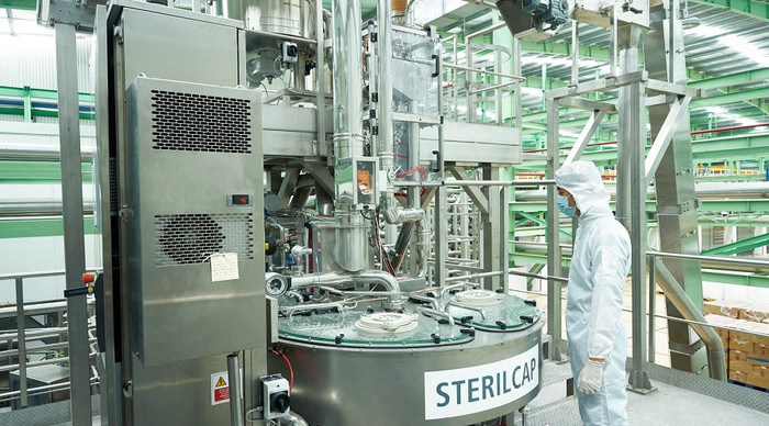 Buồng chiết vô trùng với tiêu chuẩn sạch như phòng mổ y tế là sự khác biệt lớn nhất giữa dây chuyền Aseptic so với các công nghệ khác. Buồng chiết vô trùng với tiêu chuẩn sạch như phòng mổ y tế là sự khác biệt lớn nhất giữa dây chuyền Aseptic so với các công nghệ khác.