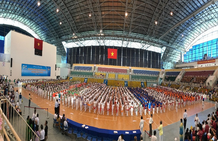 Gần 3.500 vận động viên tham gia đồng diễn thể dục dưỡng sinh khai mạc giải đấu. Gần 3.500 vận động viên tham gia đồng diễn thể dục dưỡng sinh khai mạc giải đấu.
