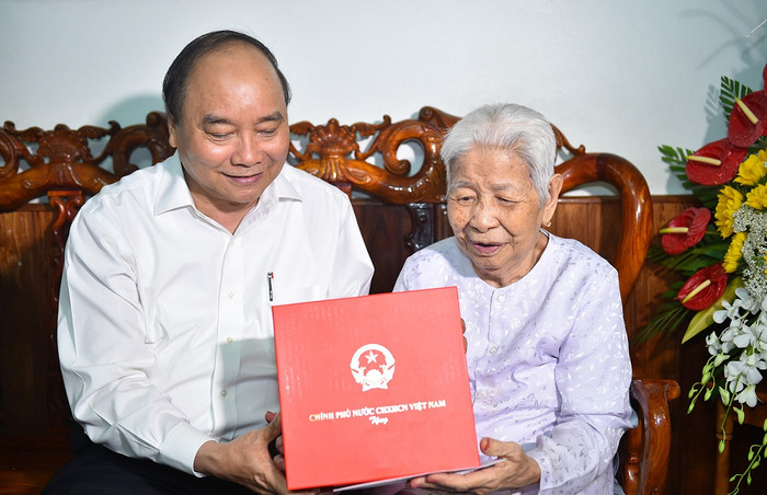 Thủ tướng Nguyễn Xuân Phúc đã tới thăm hỏi, động viên Mẹ Việt Nam Anh hùng Trần Thị Tư, thành phố Phan Thiết, Bình Thuận. Ảnh VGP. Thủ tướng Nguyễn Xuân Phúc đã tới thăm hỏi, động viên Mẹ Việt Nam Anh hùng Trần Thị Tư, thành phố Phan Thiết, Bình Thuận. Ảnh VGP.