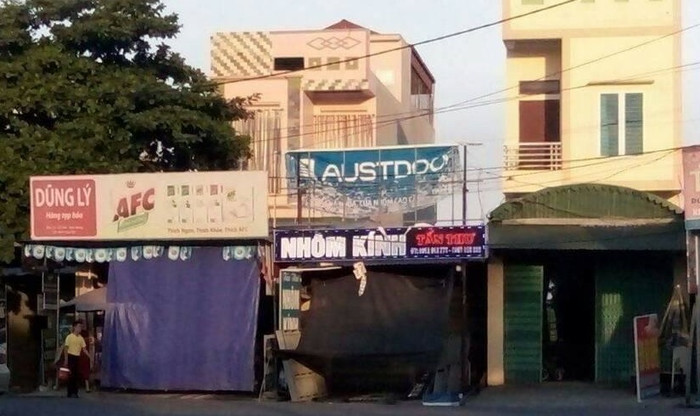 Từ trái qua phải: Nhà của gia đình anh Nguyễn Tiến Dũng, chị Nguyễn Thị Kim Dung, anh Nguyễn Tiến Sỹ. ảnh: NH. Từ trái qua phải: Nhà của gia đình anh Nguyễn Tiến Dũng, chị Nguyễn Thị Kim Dung, anh Nguyễn Tiến Sỹ. ảnh: NH.