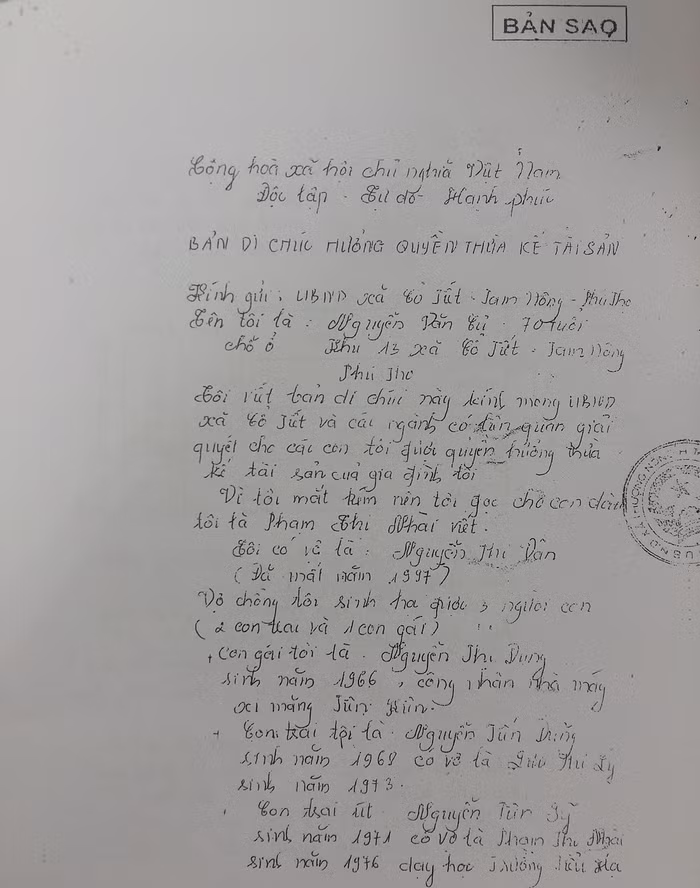 Bản Di chúc ông Nguyễn Văn Cư lập năm 2005 chia đất cho 3 con gồm: Nguyễn Thị Kim Dung, Nguyễn Tiễn Dũng, Nguyễn Tiến Sỹ. Cho tới trước khi chết vào cuối năm 2012, ông Cư vẫn thể hiện ý chí chia tài sản đúng với bản di chúc này. ảnh: NQ.