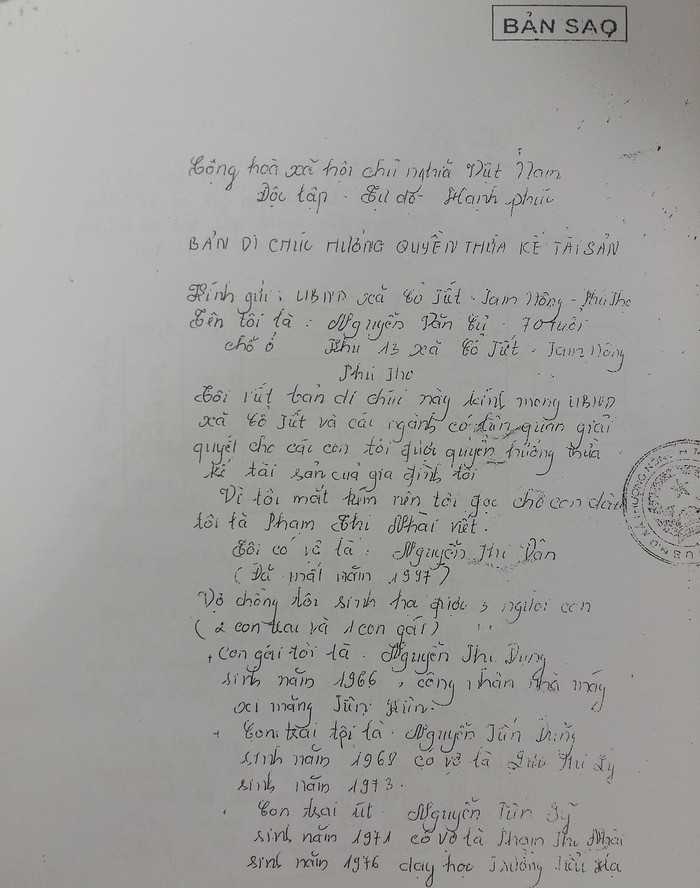 Bản Di chúc ông Nguyễn Văn Cư lập năm 2005 chia đất cho 3 con gồm: Nguyễn Thị Kim Dung, Nguyễn Tiễn Dũng, Nguyễn Tiến Sỹ. Cho tới trước khi chết vào cuối năm 2012, ông Cư vẫn thể hiện ý chí chia tài sản đúng với bản di chúc này. ảnh: NQ. Bản Di chúc ông Nguyễn Văn Cư lập năm 2005 chia đất cho 3 con gồm: Nguyễn Thị Kim Dung, Nguyễn Tiễn Dũng, Nguyễn Tiến Sỹ. Cho tới trước khi chết vào cuối năm 2012, ông Cư vẫn thể hiện ý chí chia tài sản đúng với bản di chúc này. ảnh: NQ.