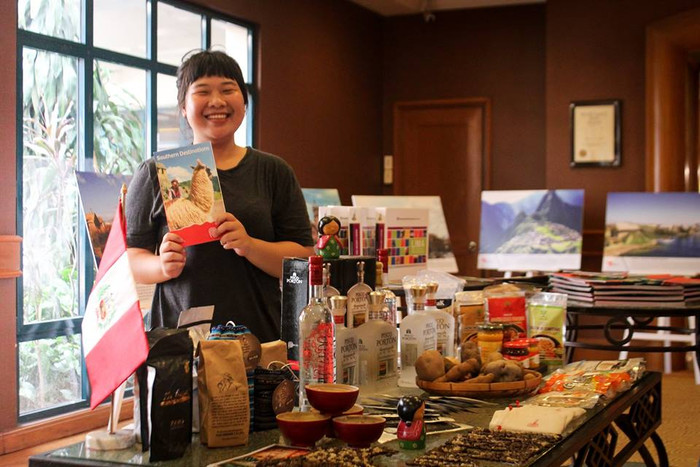 Thu Huyền tại một sự kiện văn hóa ẩm thực Peru. ảnh: facebook nhân vật.