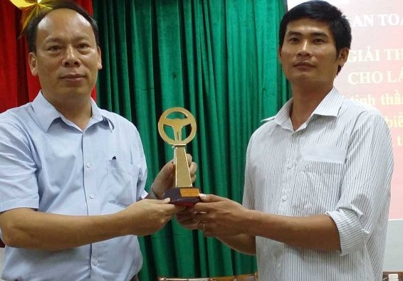 Anh Phan Văn Bắc (phải) được trao giải thưởng "Vô lăng vàng 2016". ảnh: Báo Nhân dân. Anh Phan Văn Bắc (phải) được trao giải thưởng "Vô lăng vàng 2016". ảnh: Báo Nhân dân.