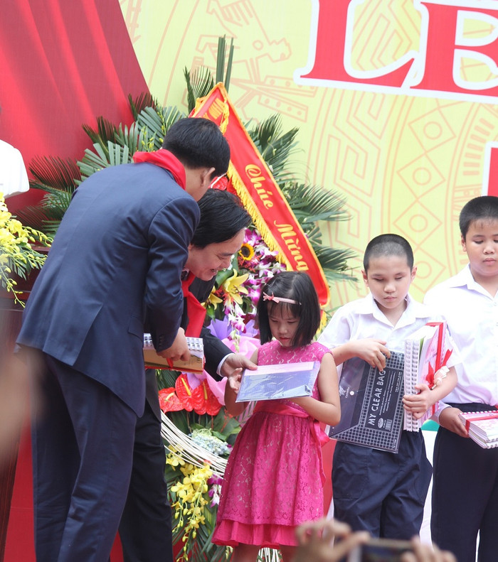 Bộ trưởng Phùng Xuân Nhạ và Chủ tịch UBND thành phố tặng quà cho các em học sinh khiếm thị. ảnh: Ngọc Quang. Bộ trưởng Phùng Xuân Nhạ và Chủ tịch UBND thành phố tặng quà cho các em học sinh khiếm thị. ảnh: Ngọc Quang.