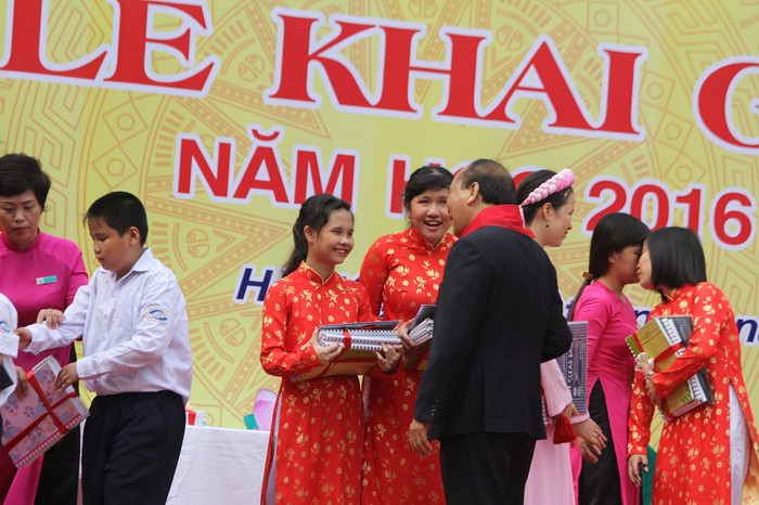 Thủ tướng tặng quà, động viên các em học sinh khiêm thị. ảnh: Ngọc Quang. Thủ tướng tặng quà, động viên các em học sinh khiêm thị. ảnh: Ngọc Quang.