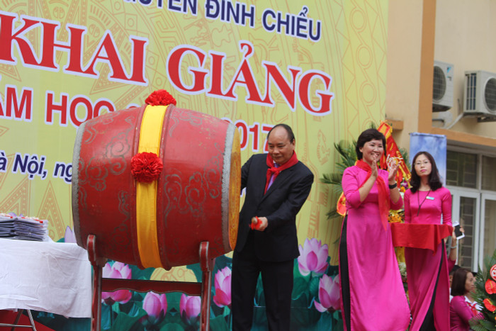 Thủ tướng Nguyễn Xuân Phúc nổi hồi trống khai giảng năm học mới 2016-2017. ảnh: Ngọc Quang. Thủ tướng Nguyễn Xuân Phúc nổi hồi trống khai giảng năm học mới 2016-2017. ảnh: Ngọc Quang.